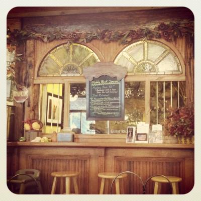 Hier seht ihr die Bar im "Muddy Buck", einem kleinen, schnuckligen Café direkt neben dem "Little Bear" // Here you can see the bar of the "Muddy Buck" which is a sweet little café right next to the "Little Bear"